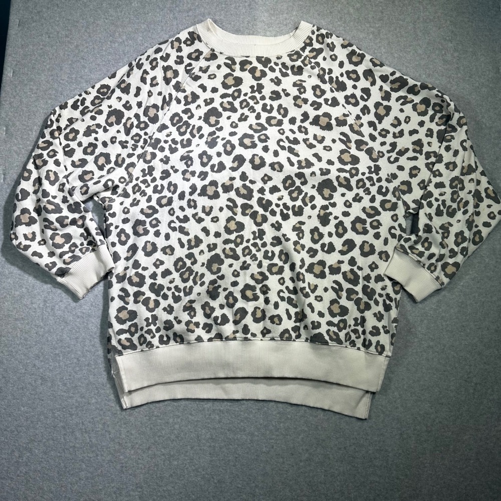 American Eagle Leopard Print Sweatshirt Womens Medium Jegging Fit Crewneck Gray